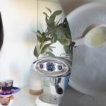 A lány megmutatta, hogyan lehet eltávolítani a karcolásokat a tányérokon: