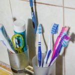 mi-tortenik-ha-az-egesz-csalad-fogkefeit-egy-poharban-tartod.jpg