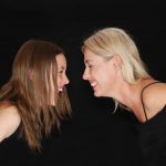 Miért nem tudják egyes szülők abbahagyni felnőtt gyermekeik segítését: pszichológusok