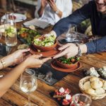 Szinte mindenki ezt csinálja: ez a népszerű éttermi szokás tönkreteszi
