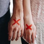 "Vörös zászlók" egy kapcsolat elején: milyen jeleket nem szabad figyelmen